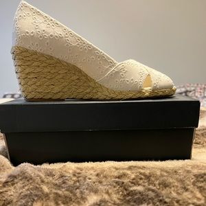 NIB Chaps White eyelet espadrille sandals. 9.